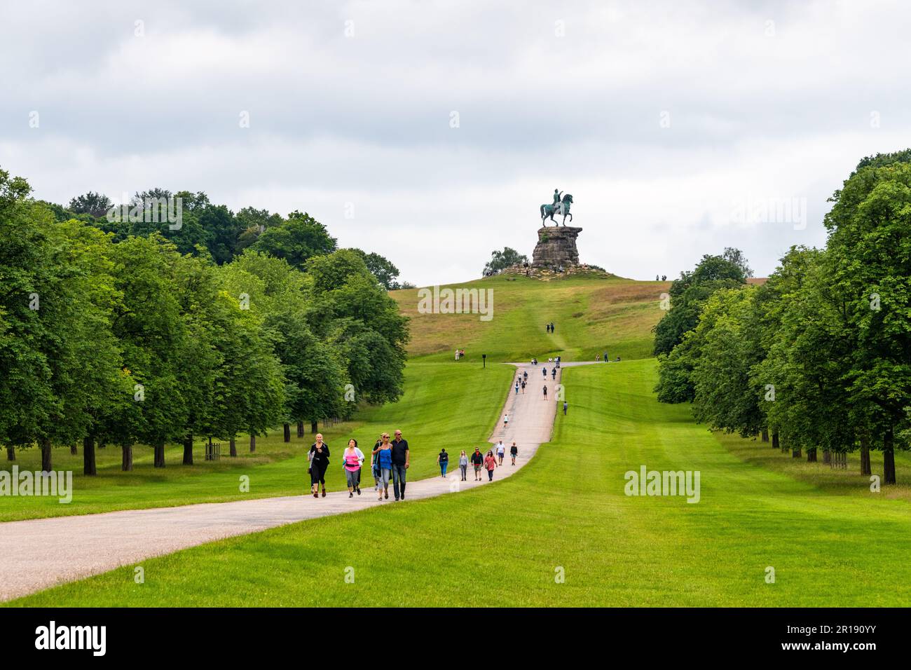 The Copper Horse on Snow Hill, una statua equestre del 1831 di George III, come si vede dalla Long Walk, Windsor Great Park, Berkshire, Inghilterra Foto Stock