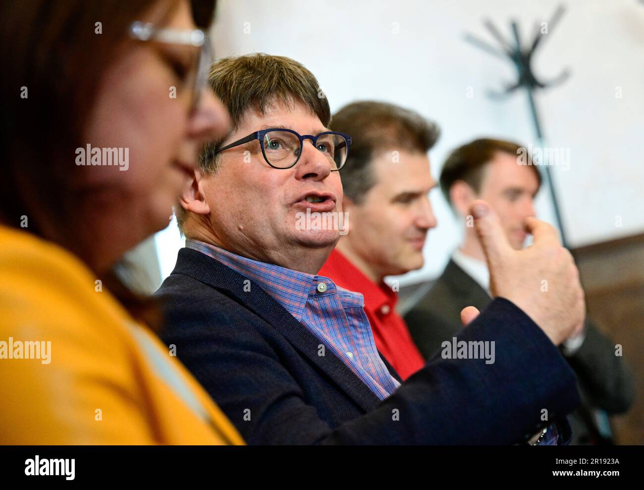 Il direttore della National Opera Orchestra gallese Aidan Lang parla durante il briefing stampa con artisti che si esibiscono al Festival Internazionale di Musica di Praga, il 12 maggio 2023, a Praga, Repubblica Ceca. (Foto CTK/Vondrous romano) Foto Stock