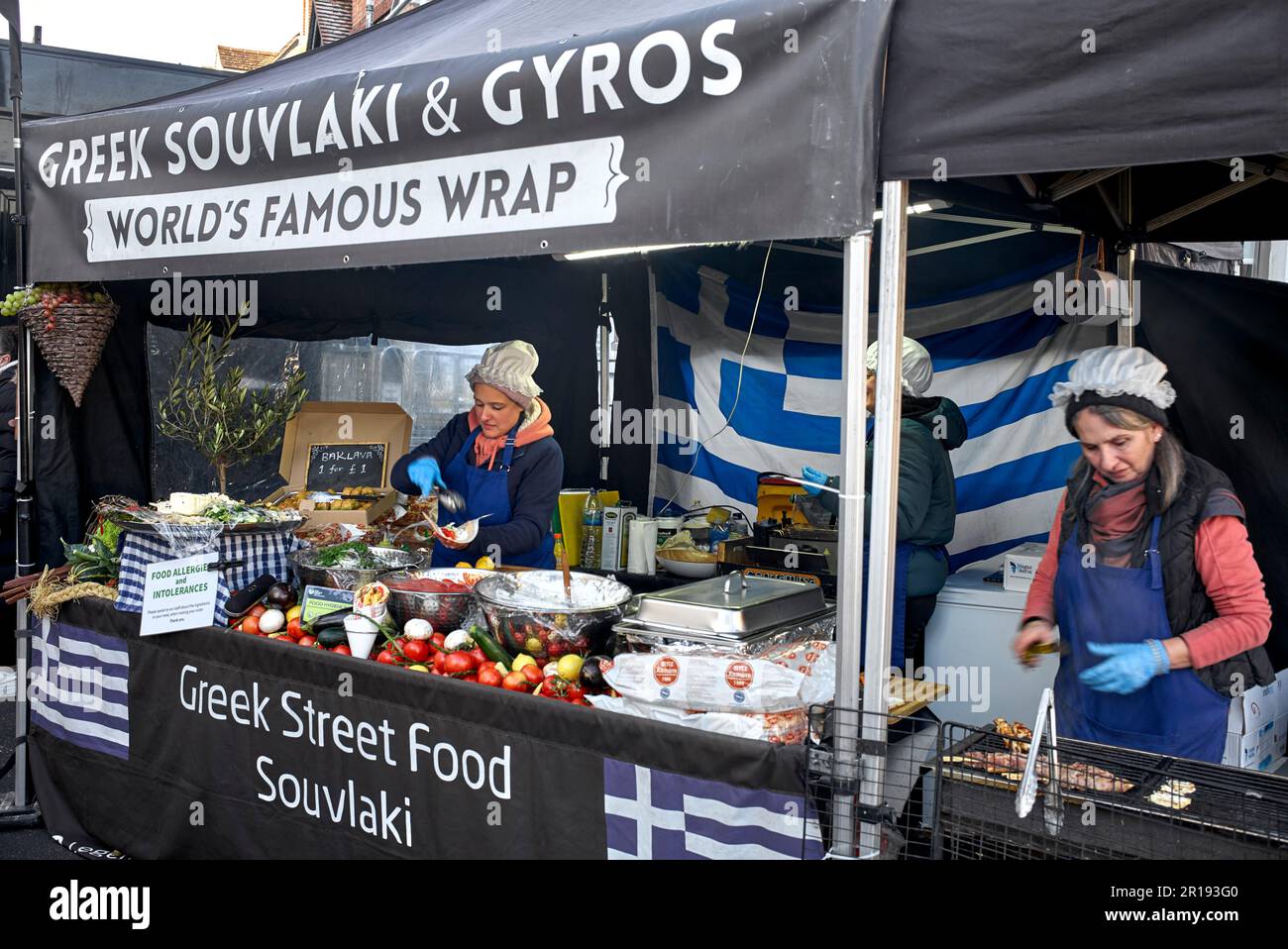 Bancarella di cibo greco in un mercato di cibo di strada. Inghilterra Regno Unito Foto Stock