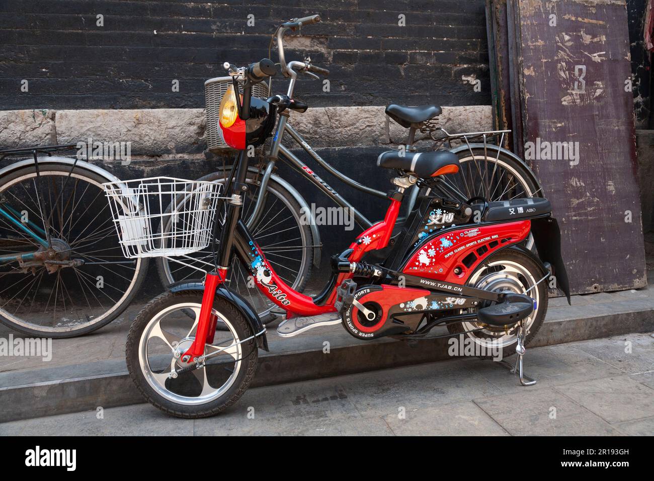 Cinese AIBO elettrico / elettrico moto / bici / bicicletta / bicicletta parcheggiata sulla strada nella città vecchia di Pingyao, provincia di Shanxi, Cina. PRC. (125) Foto Stock