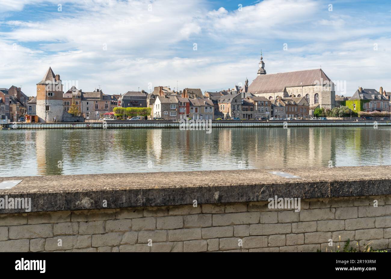 Vista di Givet, un comune sul fiume Mosa nel dipartimento delle Ardenne nel nord della Francia Foto Stock