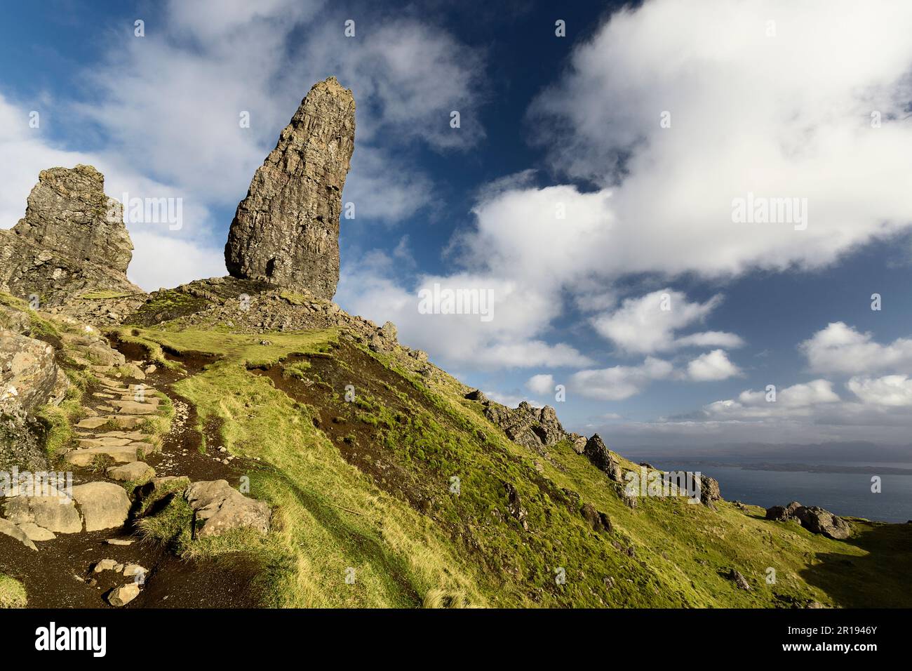 Paesaggio dell'Old Man of Storr sull'isola di Skye, le rocce di questo nome guardando il cielo nuvoloso. Foto Stock