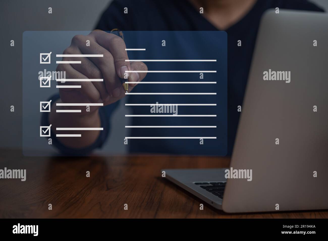 business man checklist e documento sul concetto di schermi virtuali, business people controllare il questionario digitale elettronico, valutazione, sondaggio online, comm Foto Stock