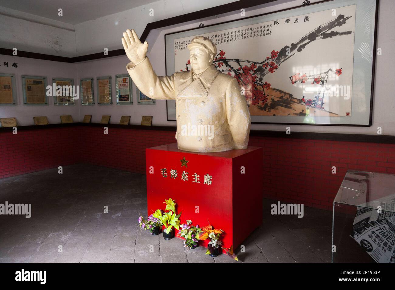 Statua di un braccio eroico che sventola il presidente Mao Zedong / Mao TSE-Tung dai suoi tempi di leader della Cina PRC. Pingyao, Jinzhong, Shanxi, Cina, Repubblica popolare cinese. (125) Foto Stock