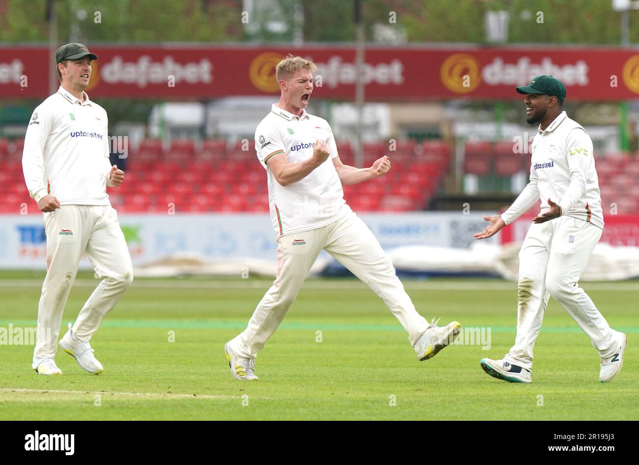 Tom Scriven (centro) di Leicestshire celebra il wicket di Sussex's Cheteshwar Pujara (non illustrato) catturato dal compagno di squadra Peter Handscomb il secondo giorno della partita LV= Insurance County Championship presso l'Uptonsteel County Ground di Leicester. Data immagine: Venerdì 12 maggio 2023. Foto Stock