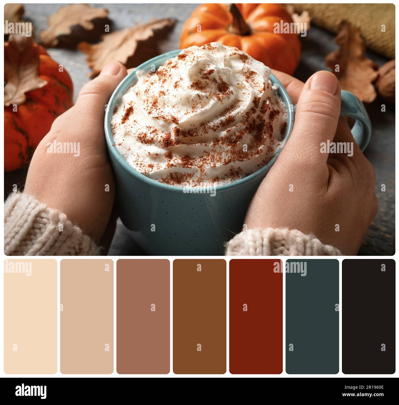 Vista in primo piano della donna che tiene gustoso latte di zucca a tavola e tavolozza di colori. Collage Foto Stock