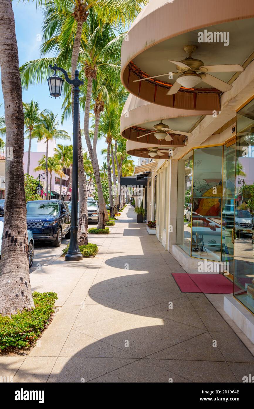 Palm Beach, Florida, Stati Uniti d'America - 11 maggio 2023: Vista sulla strada di Worth Avenue Palm Beach una lussuosa passeggiata per lo shopping all'aperto Foto Stock