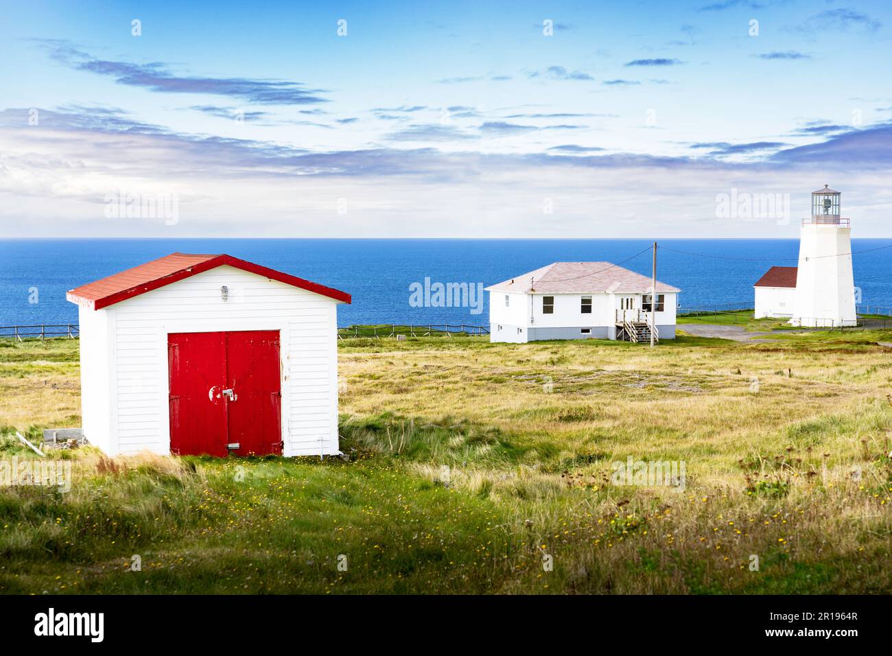 Lighthouse e gli edifici della costa orientale che si affacciano sull'Oceano Atlantico a Cape St Mary's Terranova Canada. Foto Stock