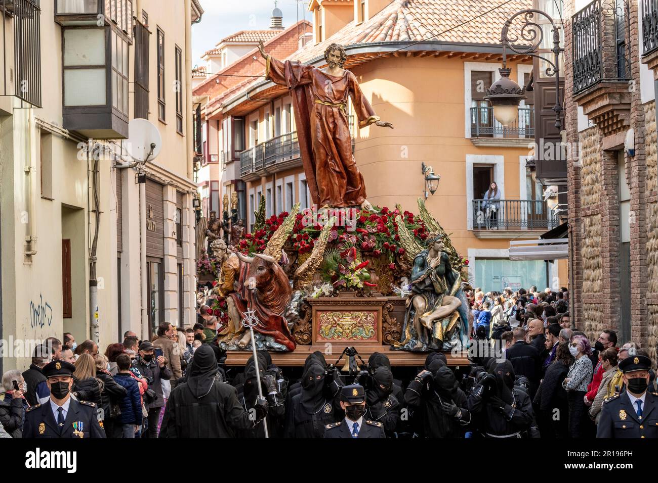 Membri della Cofradía del Cristo del Gran Poder cary a Paso per le strade di Leon durante Semana Santa, Spagna Foto Stock
