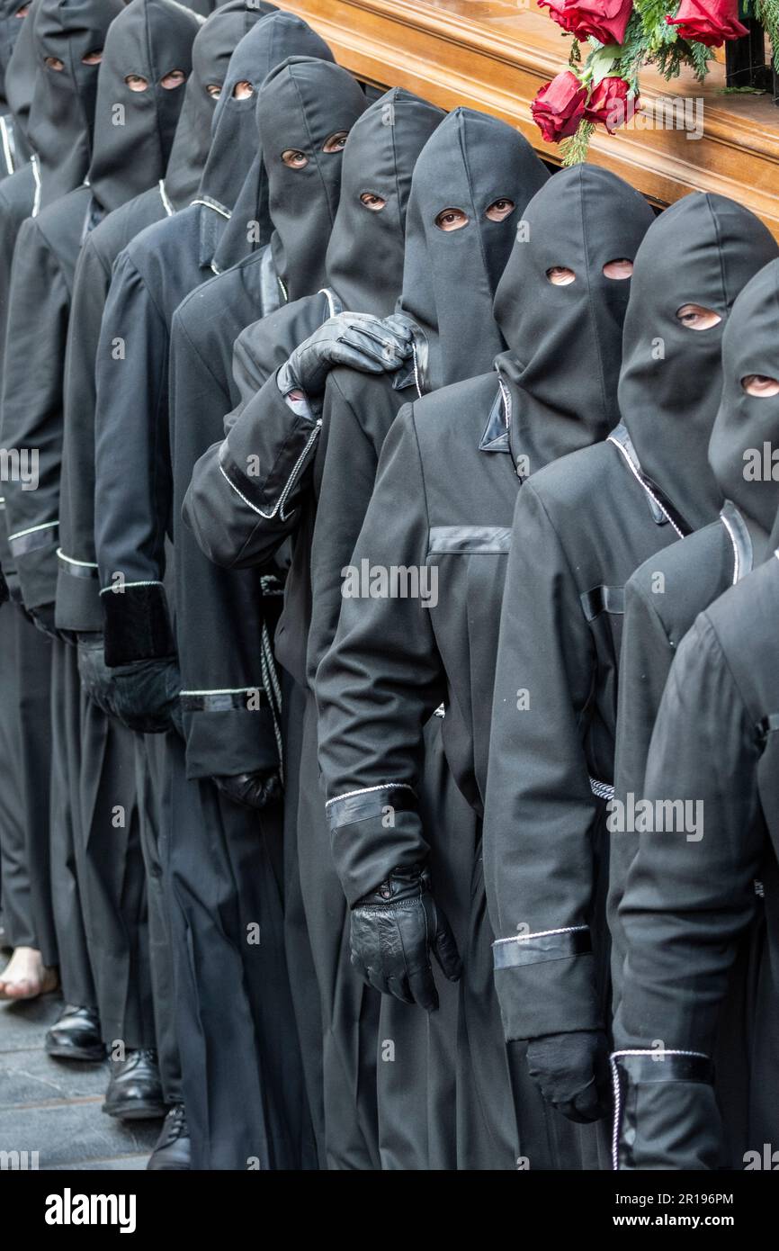 I membri della Cofradía del Cristo del Gran Poder portano un Paso durante una processione di Semana Santa a Leon, Spagna Foto Stock