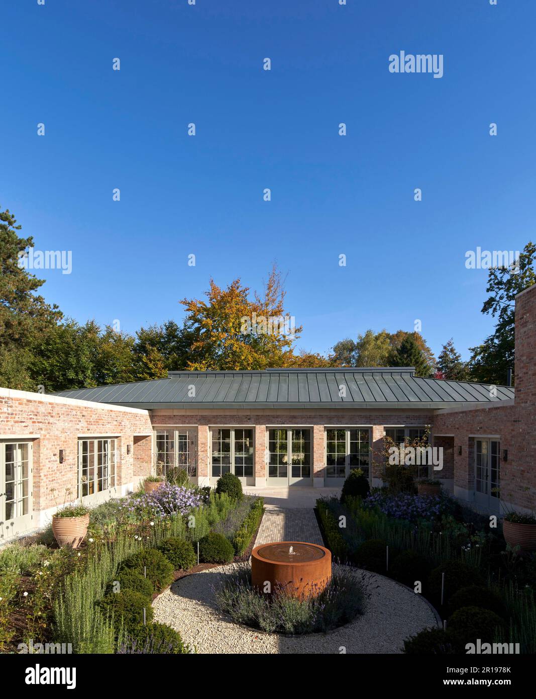 Vista generale dall'entrata. Berkhamsted House, Berkhamsted, Regno Unito. Architetto: Kirkland Fraser Moor, 2022. Foto Stock