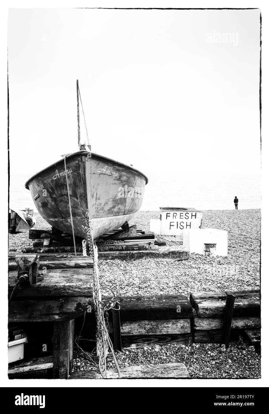 Tradizionale barca da pesca su una spiaggia di ghiaia a Deal, Kent, Inghilterra Foto Stock