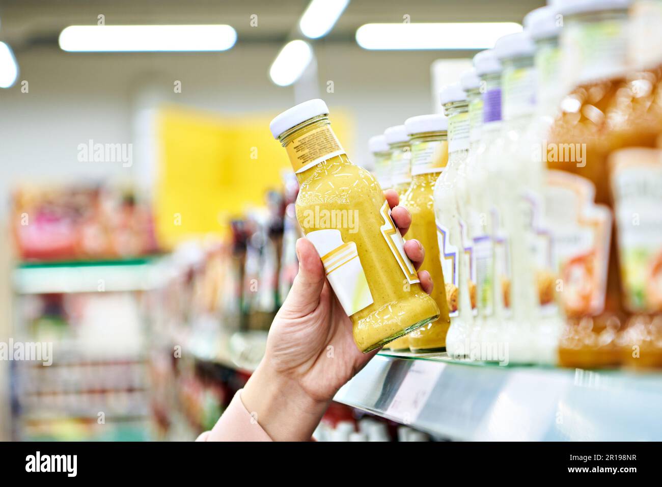 Salsa culinaria al curry nella mano del cliente nel negozio Foto Stock
