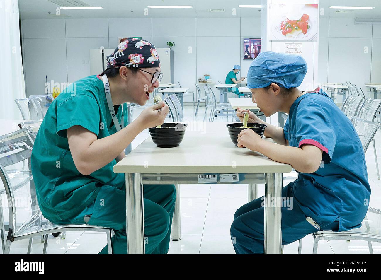 (230512) -- PECHINO, 12 maggio 2023 (Xinhua) -- infermieri Feng Hefei (L) e Zhou Hang hanno pasto dopo il lavoro a circa 8 ore al Peking Union Medical College Hospital (PUMCH) a Pechino, capitale della Cina, 9 maggio 2023. Il venerdì segna la Giornata Internazionale degli infermieri. Il numero di infermieri in Cina ha registrato una crescita costante negli ultimi dieci anni, con un aumento medio annuo del 8%, secondo la Commissione Nazionale della Sanità (NHC). Il numero totale di infermieri registrati in Cina aveva superato i 5,2 milioni alla fine dello scorso anno, con circa 3,7 infermieri registrati per ogni 1.000 poliziotto Foto Stock