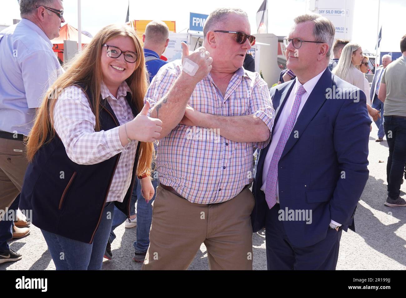Il leader del DUP Sir Jeffrey Donaldson (a destra) incontra i membri del pubblico durante il Balmoral Agricultural Show di Balmoral Park, Lisburn. Foto Stock