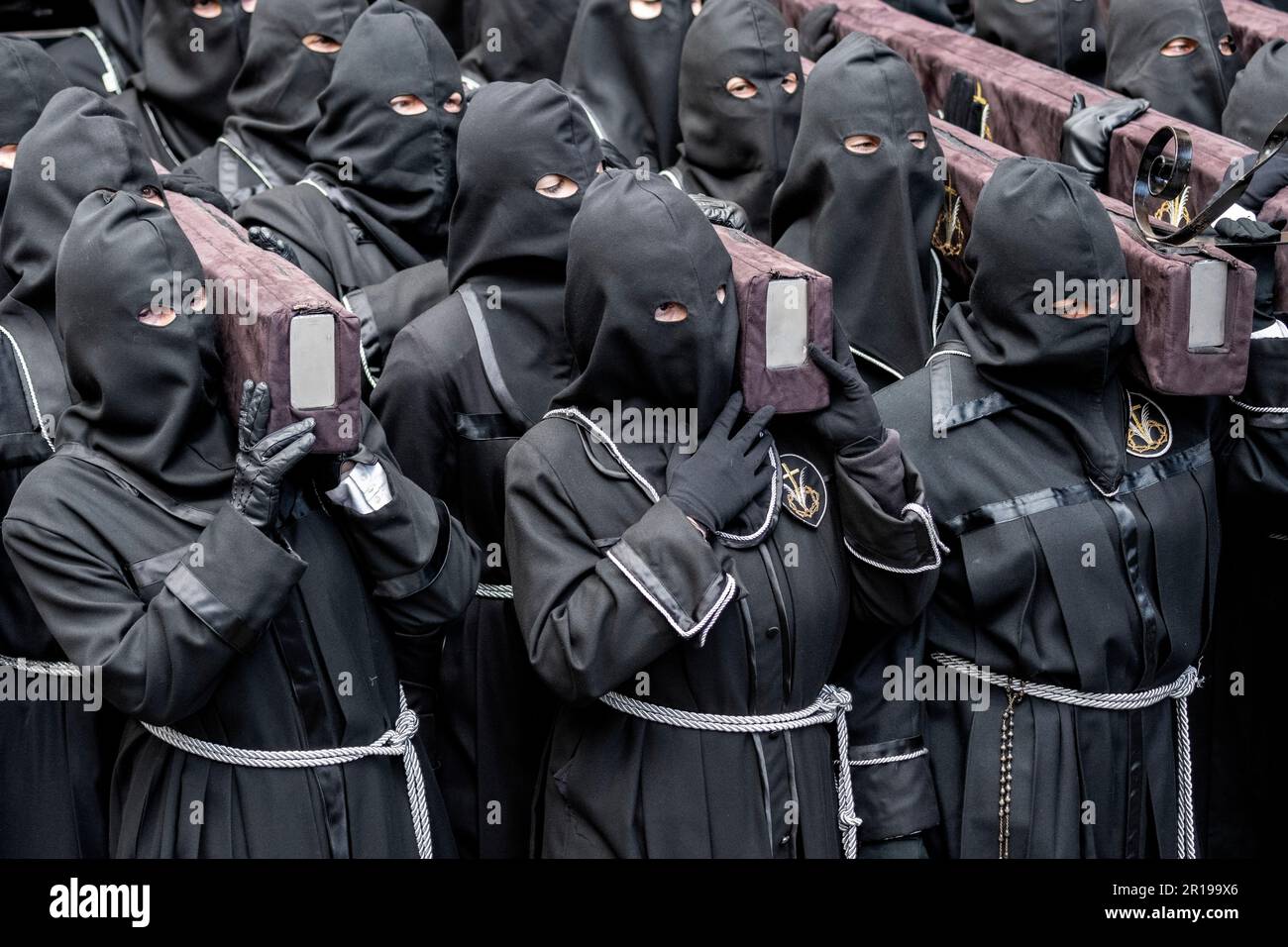 I membri della Cofradía del Cristo del Gran Poder portano un Paso durante una processione di Semana Santa a Leon, Spagna Foto Stock