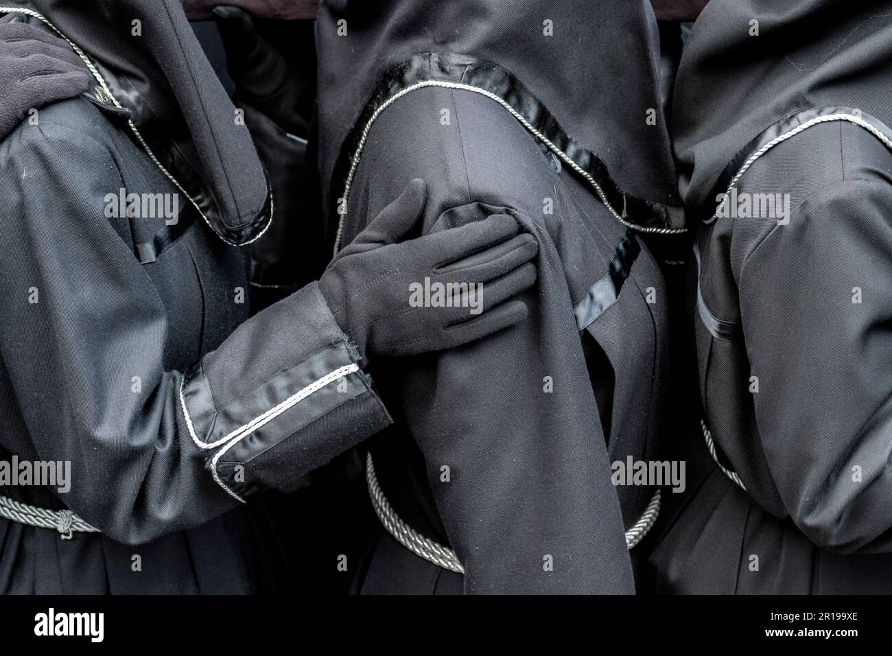 I membri della Cofradía del Cristo del Gran Poder portano un Paso durante una processione di Semana Santa a Leon, Spagna Foto Stock