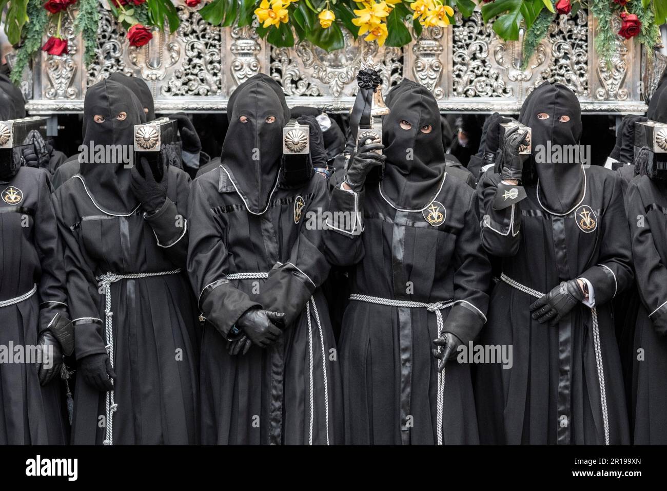 I membri della Cofradía del Cristo del Gran Poder portano un Paso durante una processione di Semana Santa a Leon, Spagna Foto Stock