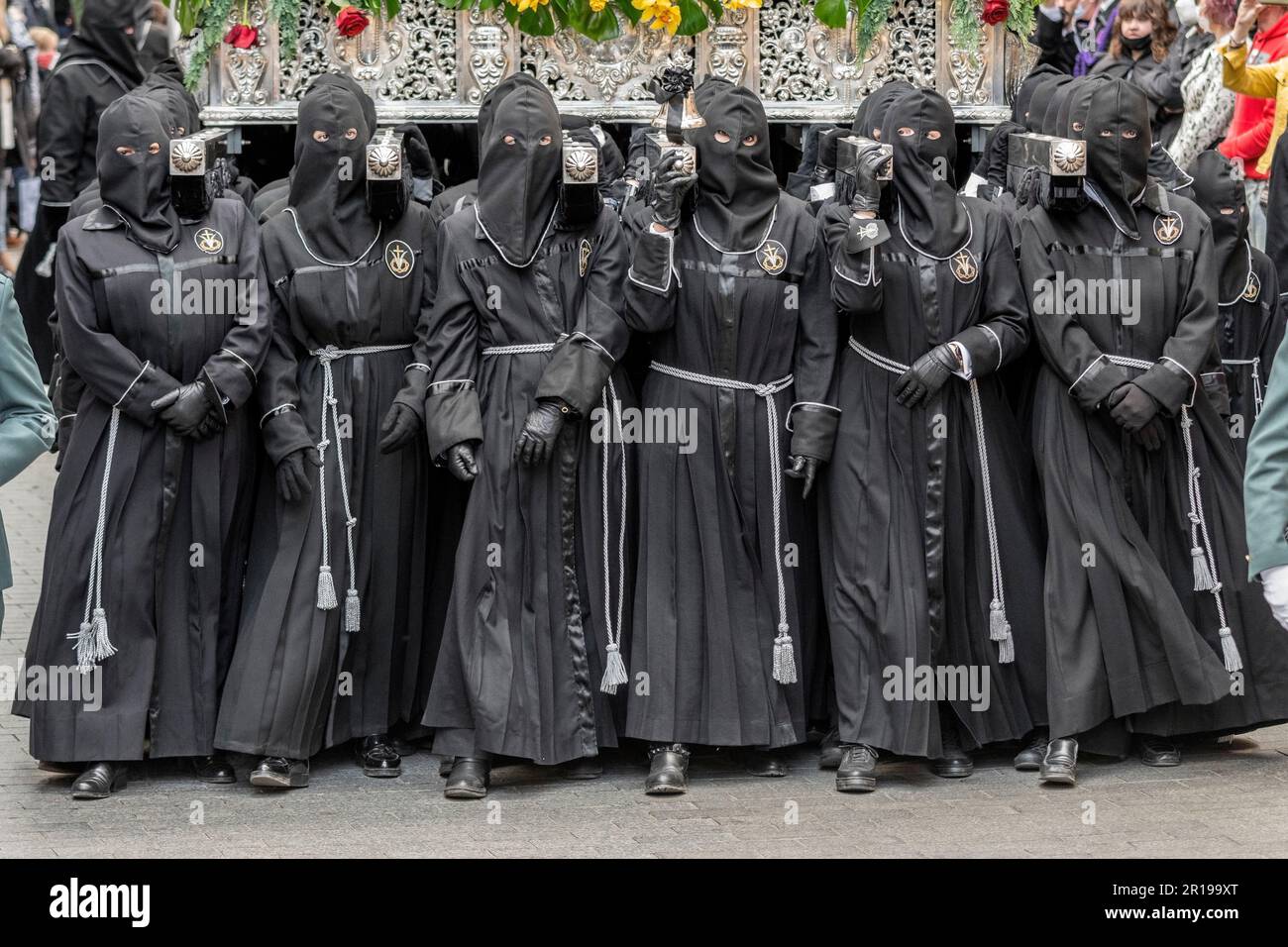 I membri della Cofradía del Cristo del Gran Poder portano un Paso durante una processione di Semana Santa a Leon, Spagna Foto Stock