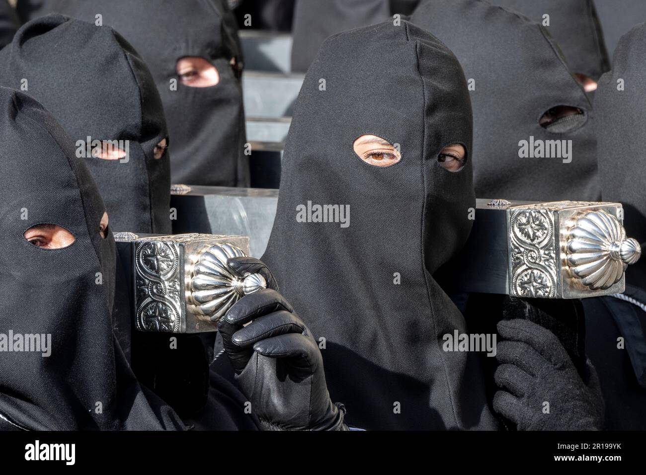 I membri della Cofradía del Cristo del Gran Poder portano un Paso durante una processione di Semana Santa a Leon, Spagna Foto Stock