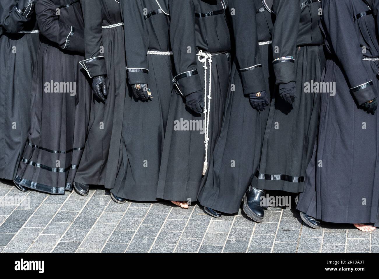 I membri della Cofradía del Cristo del Gran Poder portano un Paso durante una processione di Semana Santa a Leon, Spagna Foto Stock