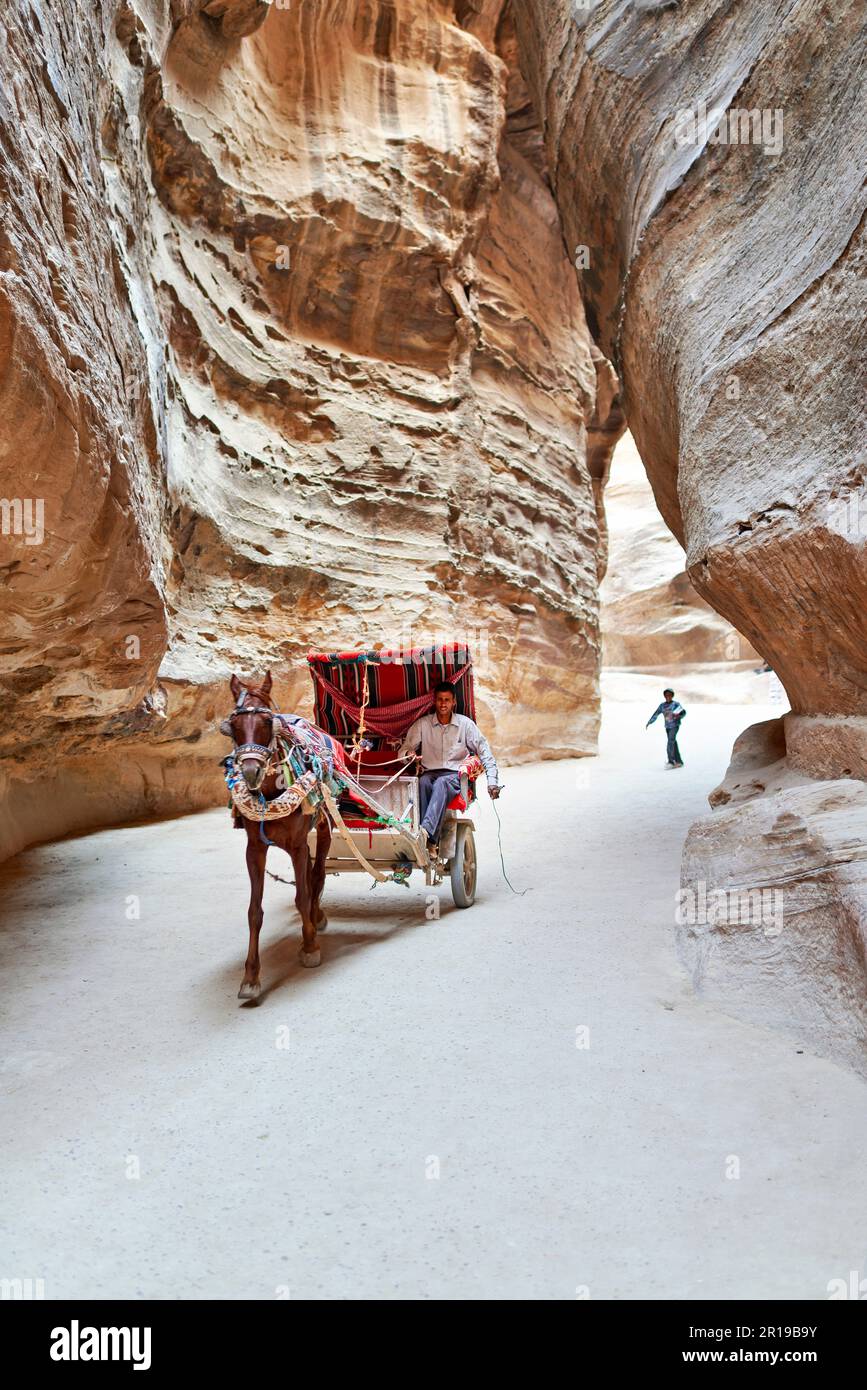 Giordania. Lo stretto passaggio (siq) che conduce al sito archeologico di Petra Foto Stock