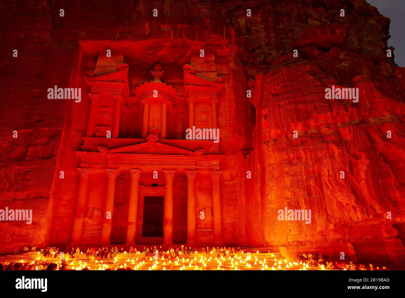 Giordania. Petra città archeologica. Al Khazneh (il Tesoro) di notte con le luci della candela Foto Stock
