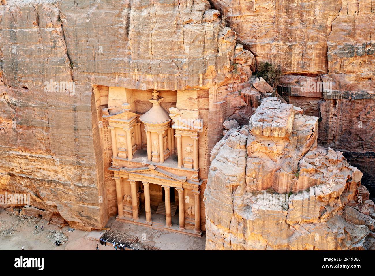 Giordania. Petra città archeologica. Al Khazneh (il Tesoro). Vista ad angolo alto Foto Stock