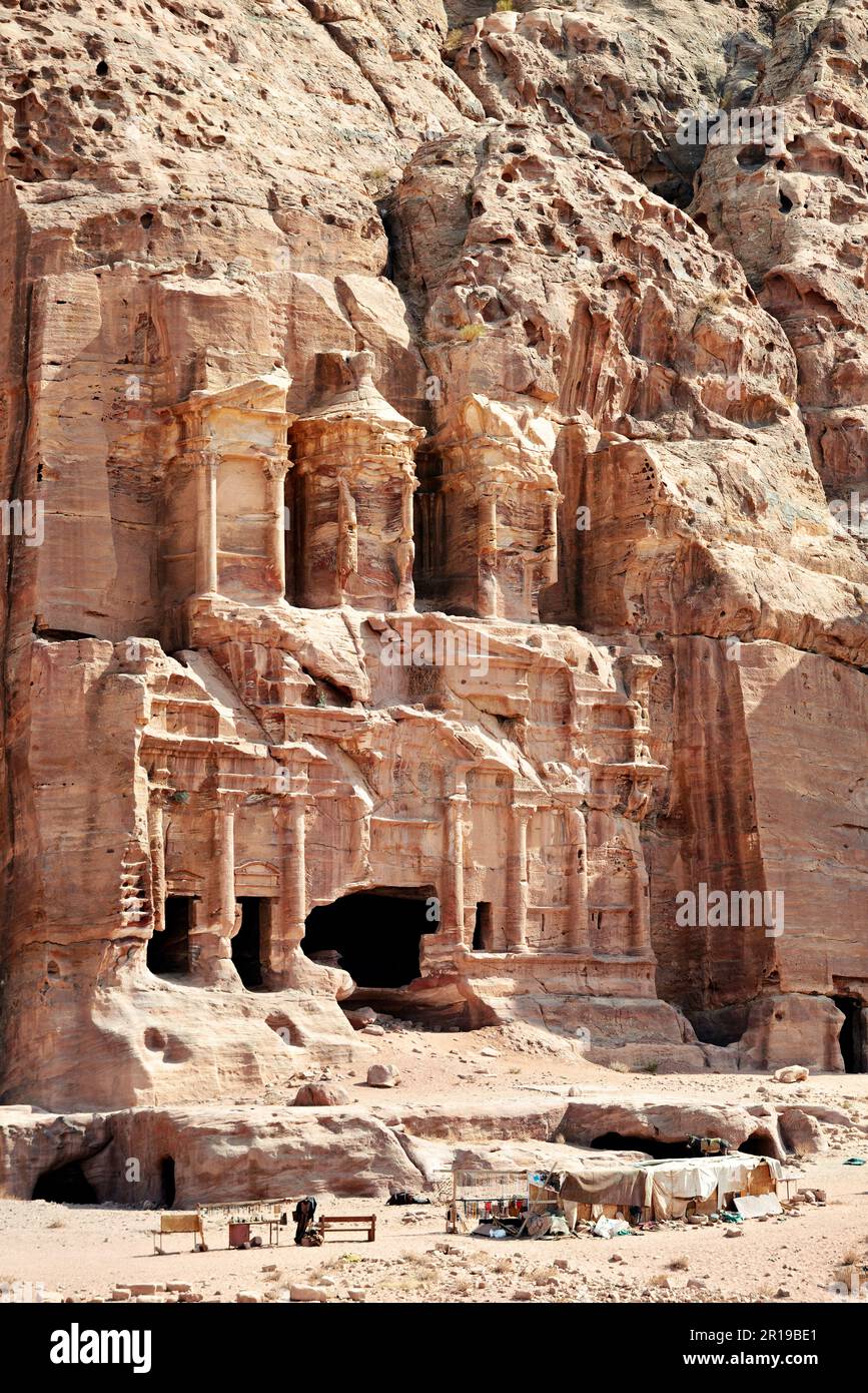 Giordania. Sito archeologico di Petra. Le tombe reali. Tomba urna Foto Stock