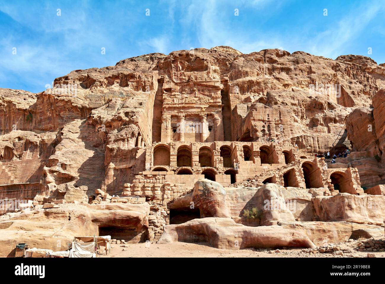 Giordania. Sito archeologico di Petra. Le tombe reali. Tomba urna Foto Stock