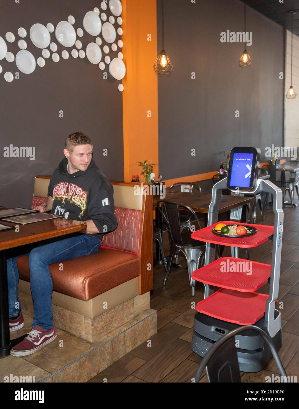 Troy, Michigan - Un robot Matradee della Richtec Robotics consegna il cibo ai commensali al Pho-Shi, un ristorante fusion asiatico. Foto Stock