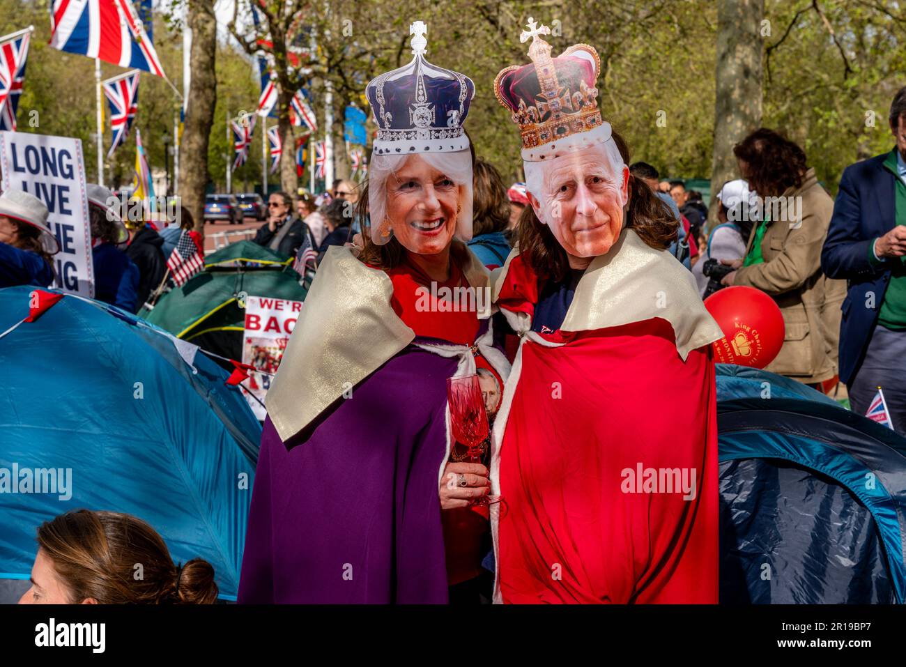 La gente accampò fuori sul centro commerciale per osservare la processione del re il giorno prima dell'incoronazione del re Carlo III, Londra, Regno Unito. Foto Stock