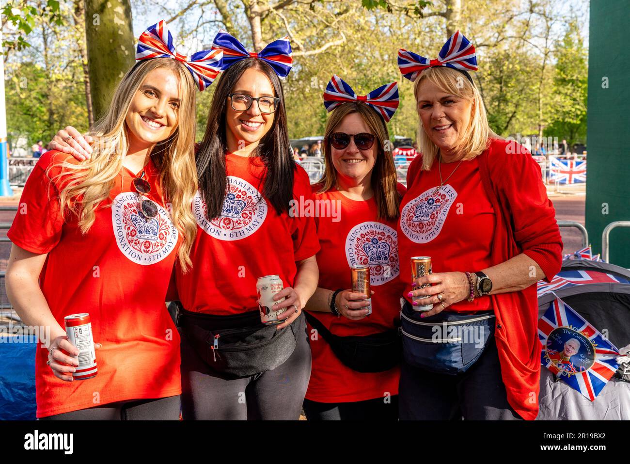 Un gruppo di donne con le magliette di incoronazione posa per Una foto sul Mall prima dell'incoronazione di re Carlo III, Londra, Regno Unito. Foto Stock