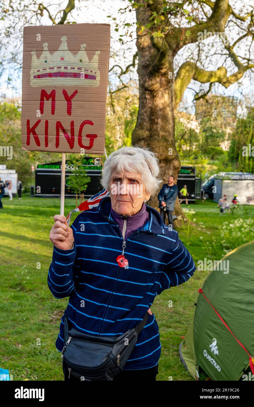 Una donna anziana si trova sul Mall con un cartello con la scritta "My King" prima dell'incoronazione di Re Carlo III, Londra, Regno Unito. Foto Stock