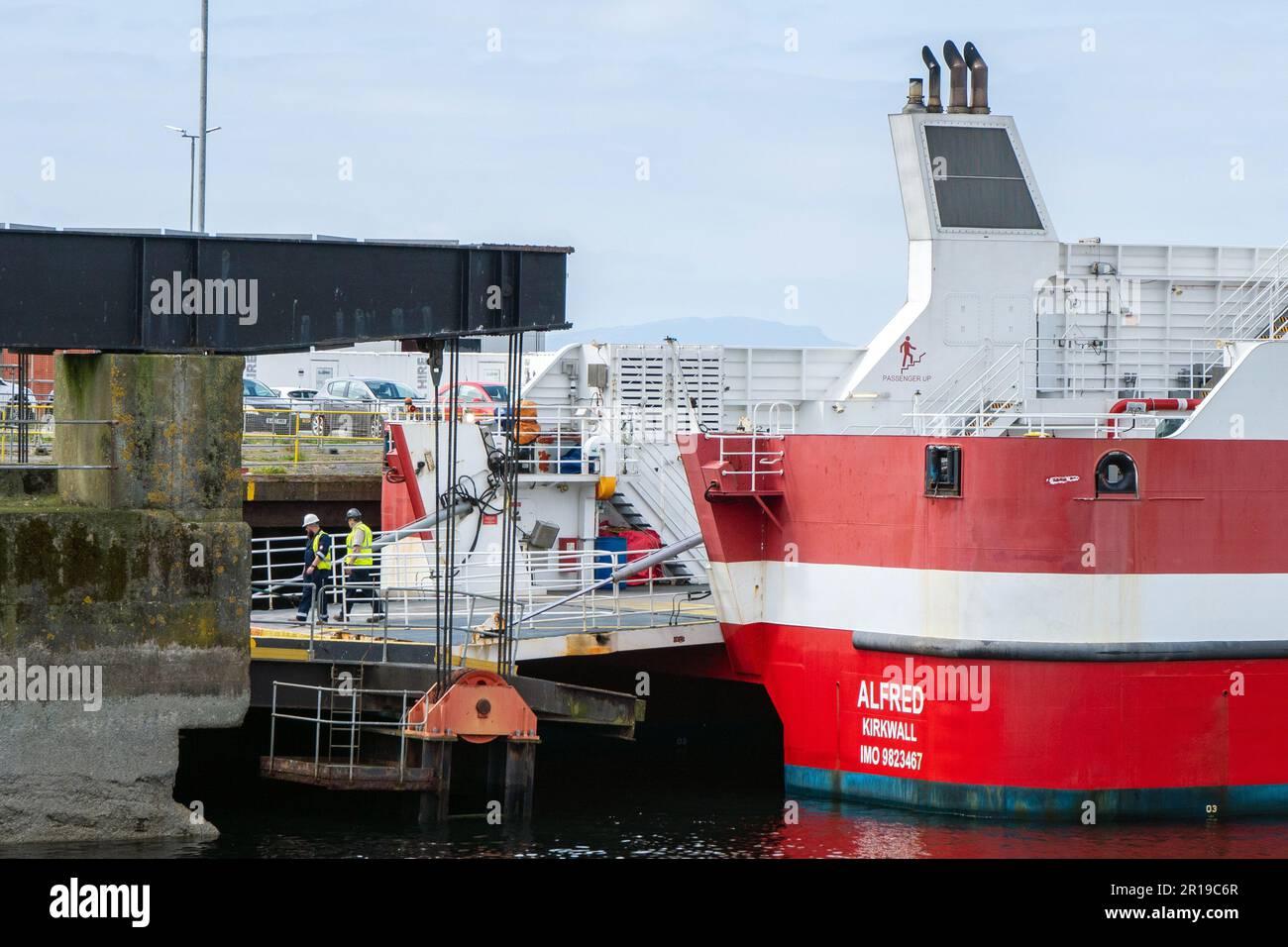 Ardrossan, Regno Unito. 12th maggio, 2023. REGNO UNITO. Dopo diverse settimane di ritardi a causa di problemi di manutenzione, la MV Alfred è entrata oggi nel servizio CALMAC con i suoi primi velieri sulla West Coast Arran Route. Il catamarano, noleggiato da Pentland Ferries, dovrebbe viaggiare tra Ardrossan e Brodick due volte al giorno e può essere utilizzato per altri incroci, tra cui Loch Maddy e Ullapool. Credit: Findlay/Alamy Live News Foto Stock