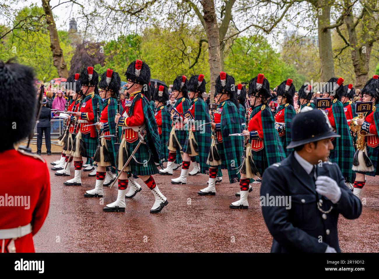 I soldati dell'esercito britannico marciano lungo il Mall come parte della processione del Re, l'incoronazione di Re Carlo III, Londra, Regno Unito. Foto Stock