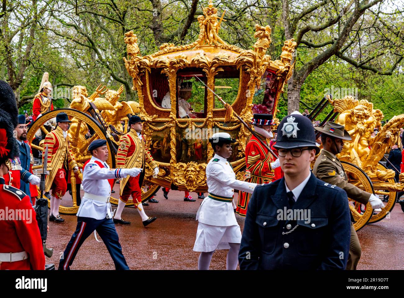 Re Carlo III e la Regina Camilla tornano a Buckingham Palace in Gold state Coach come parte della Processione per l'incoronazione, Londra, Regno Unito. Foto Stock