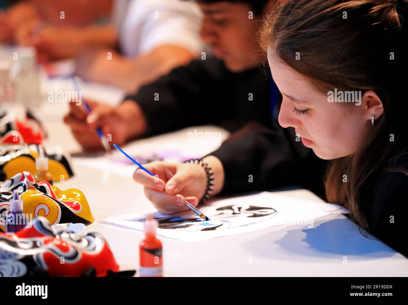 Londra, Gran Bretagna. 11th maggio, 2023. Gli studenti dipingono i volti dell'opera cinese a Londra, Gran Bretagna, 11 maggio 2023. Più di 100 studenti e insegnanti delle scuole secondarie britanniche hanno partecipato a un evento della Giornata internazionale della lingua cinese qui giovedì. Credit: Li Ying/Xinhua/Alamy Live News Foto Stock