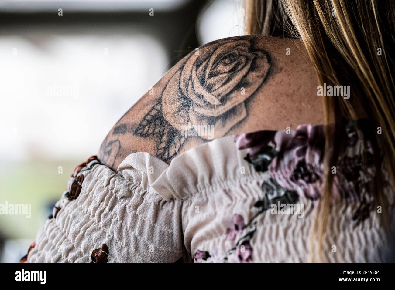 Un tatuaggio di una rosa sulle spalle di una donna in Cornovaglia nel Regno Unito. Foto Stock