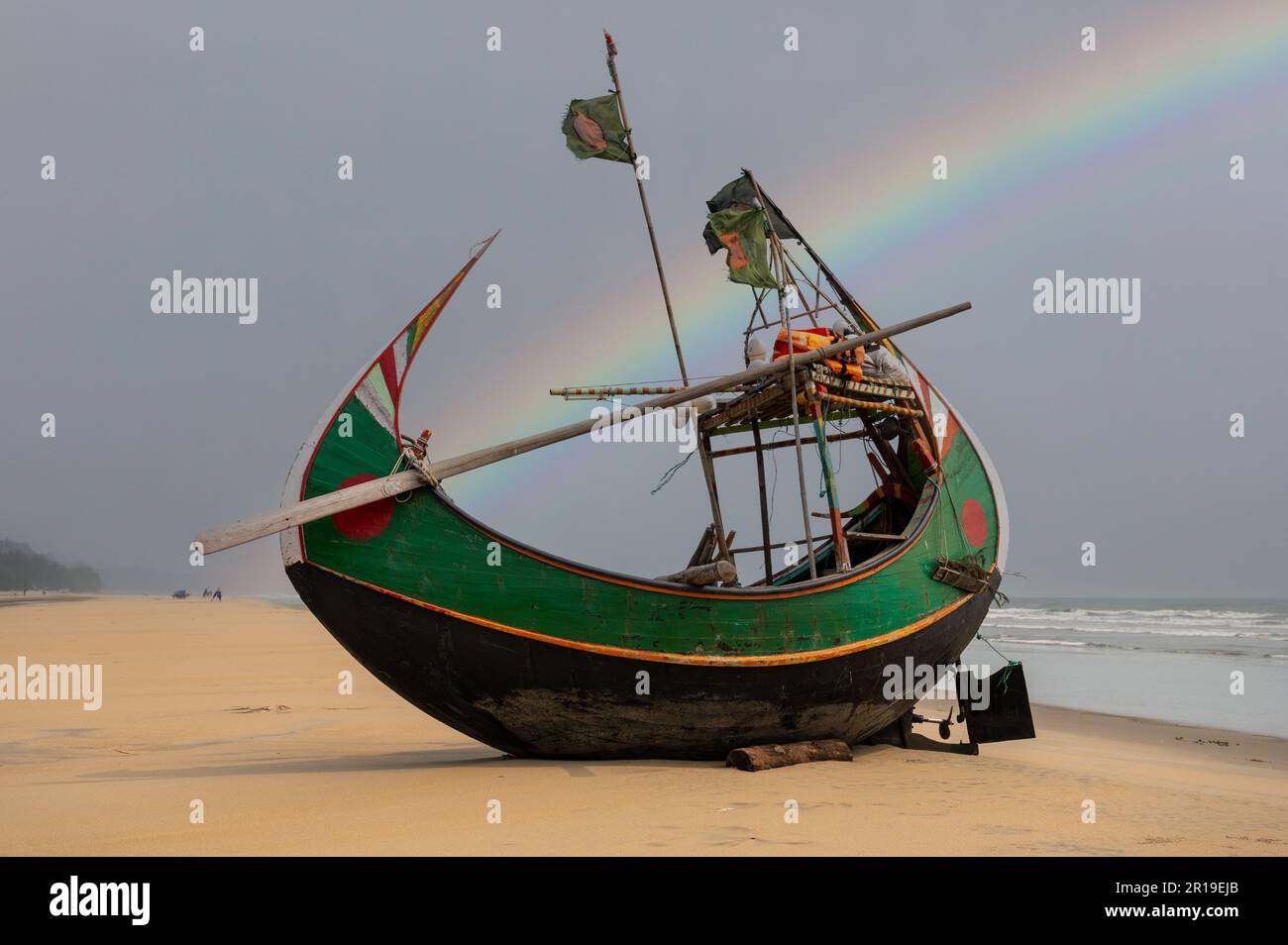 Unica barca da pesca a forma di luna che si trova solo al Cox's Bazar in Bangladesh, sede della spiaggia di sabbia più lunga del mondo. Foto Stock