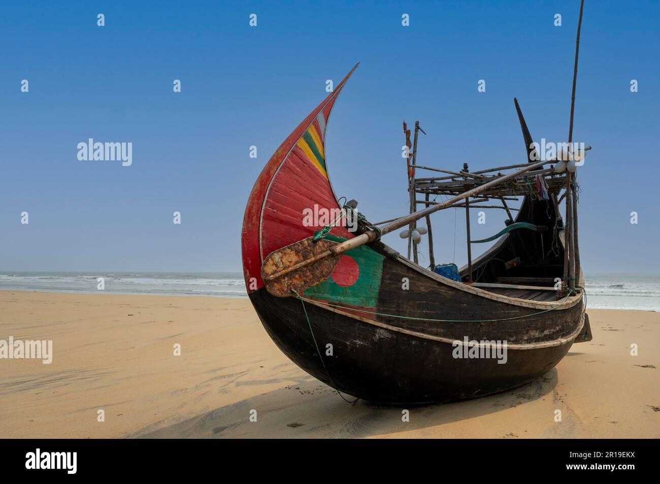Unica barca da pesca a forma di luna che si trova solo al Cox's Bazar in Bangladesh, sede della spiaggia di sabbia più lunga del mondo. Foto Stock
