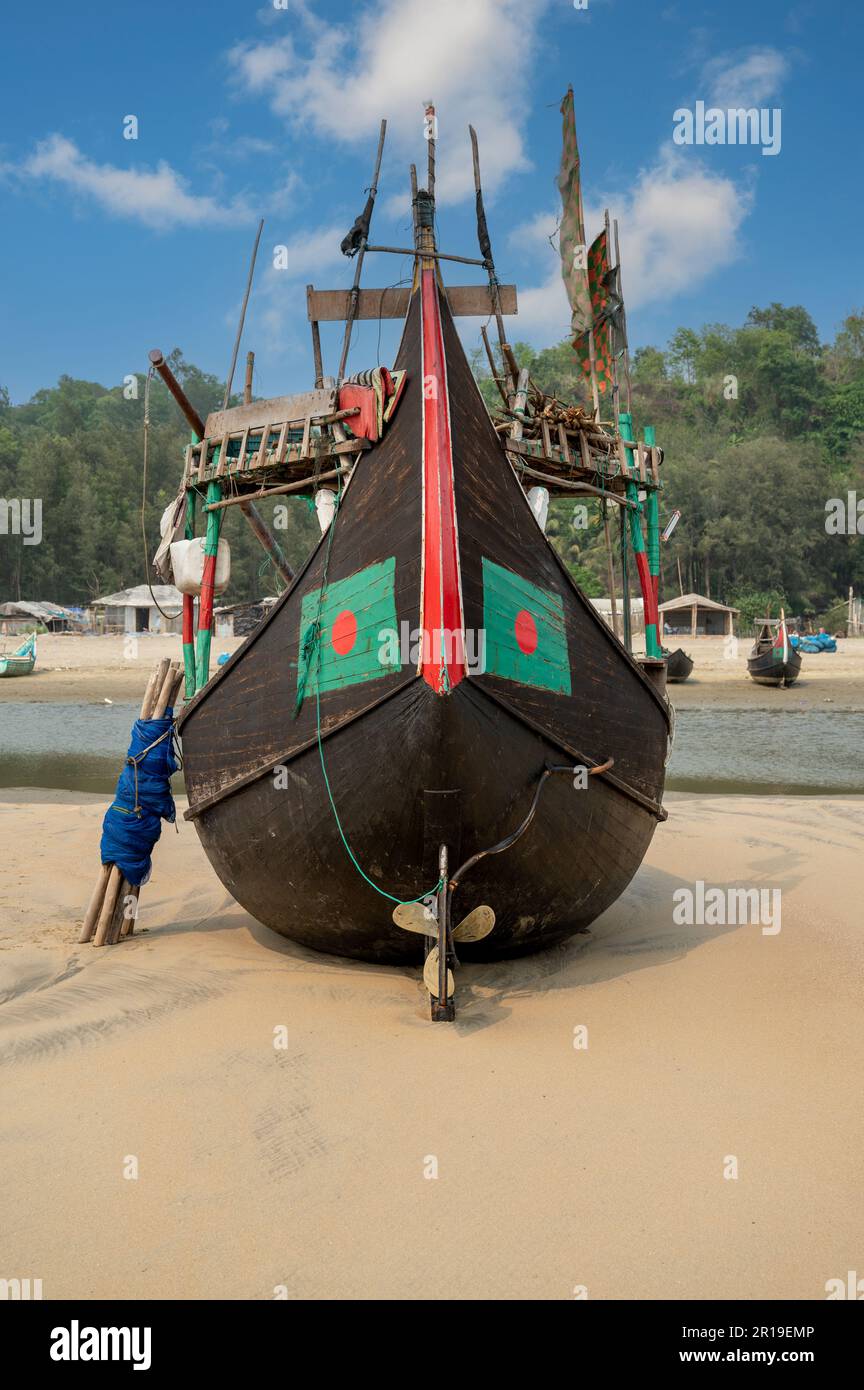 Unica barca da pesca a forma di luna che si trova solo al Cox's Bazar in Bangladesh, sede della spiaggia di sabbia più lunga del mondo. Foto Stock