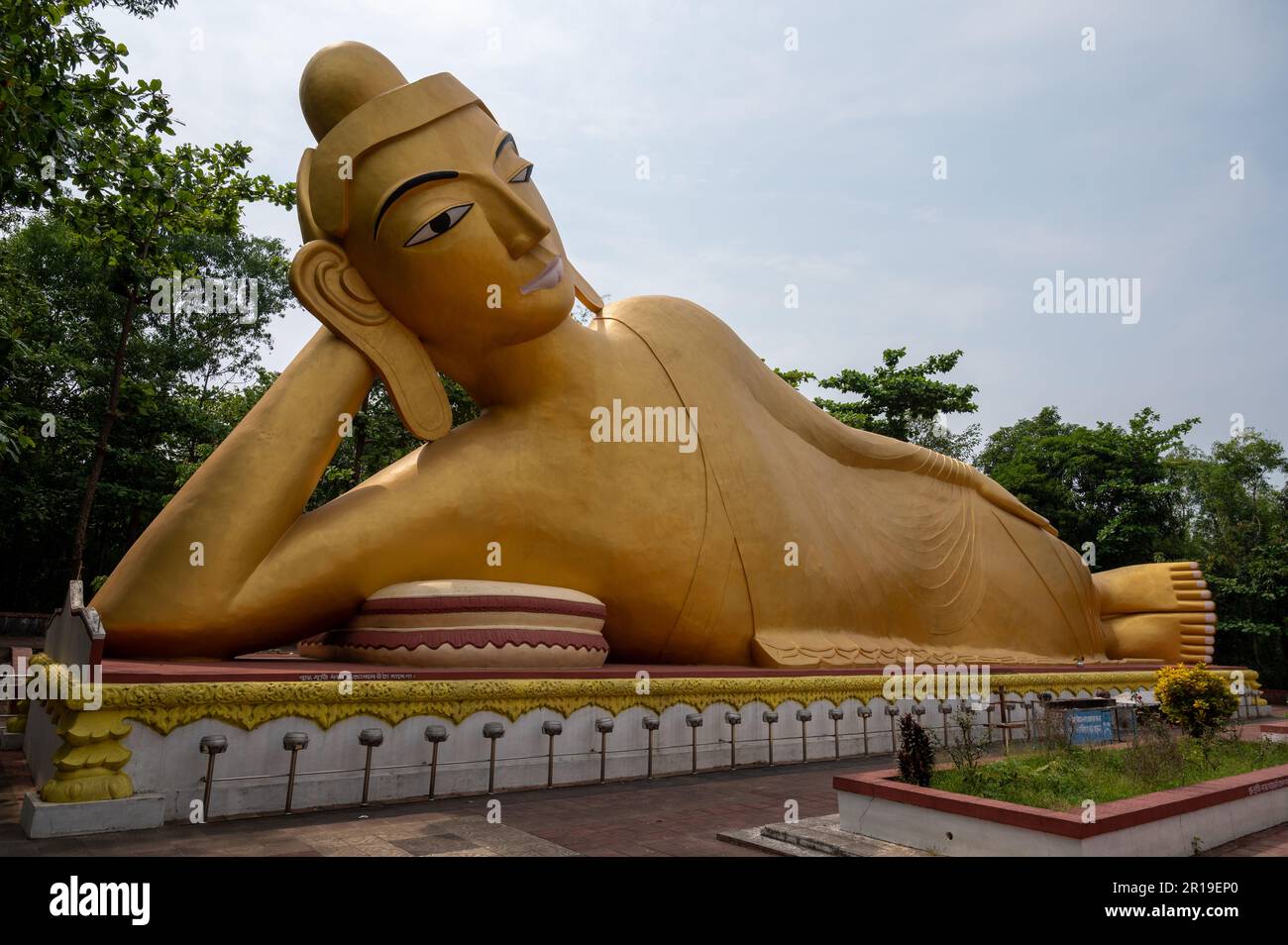 Statua reclinata di 100 metri di colore dorato del Buddha, situata presso il tempio Vimukti Bibeshan Bhabna Kendra, Cox's Bazar, Bangladesh Foto Stock