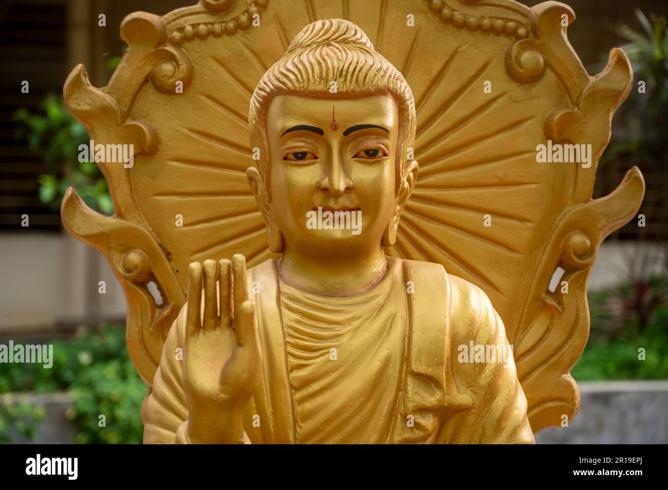 Statua di Buddha seduto color oro al tempio Vimukti Bibeshan Bhabna Kendra situato a Ramu vicino al Cox's Bazar, Bangladesh Foto Stock