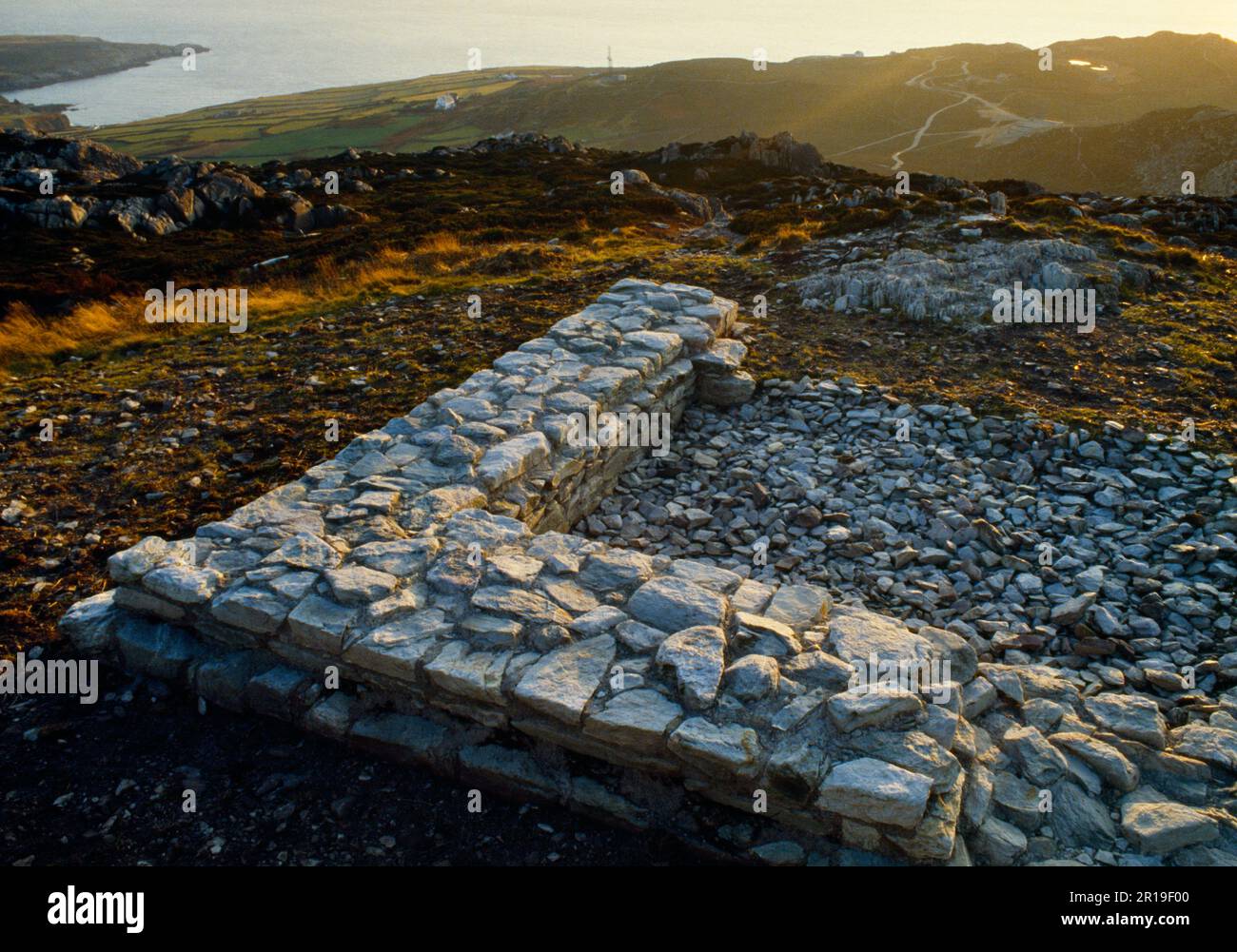 Fondazioni in pietra di una torre di guardia romana del C4th sulla cima di Holyhead Mountain, Anglesey, Wales, UK, guardando SSW sopra la baia di Abraham bosom. Foto Stock