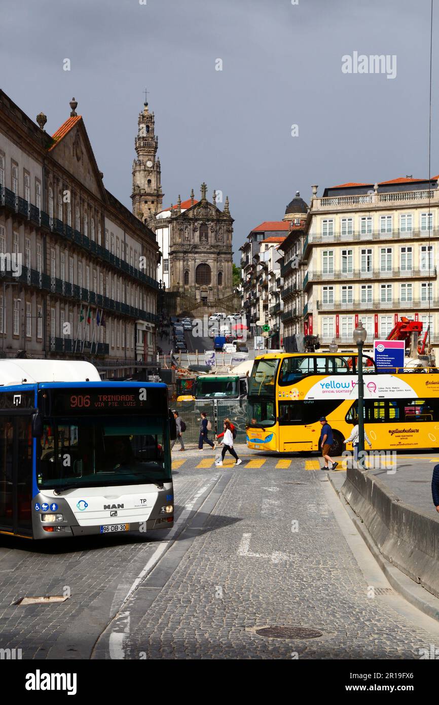 Autobus urbani a Praca da Liberdade, cantiere per il nuovo progetto di metropolitana linea Rosa dietro di loro, Porto / Porto, Portogallo Foto Stock