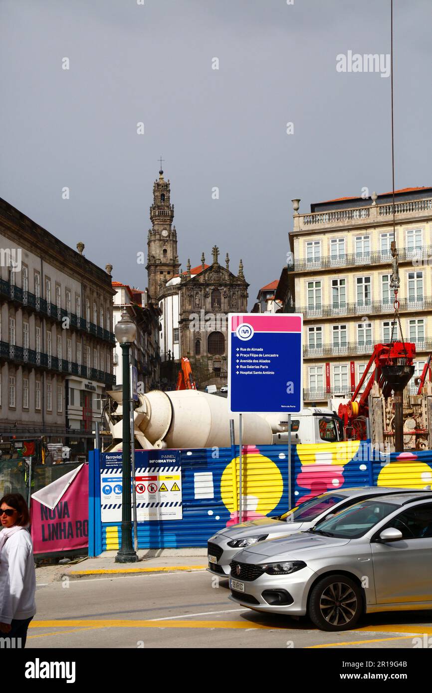 Cantiere per il nuovo progetto di metropolitana Pink Line su Praca da Liberdade vicino alla stazione ferroviaria di Sao Bento, Porto / Porto, Portogallo Foto Stock