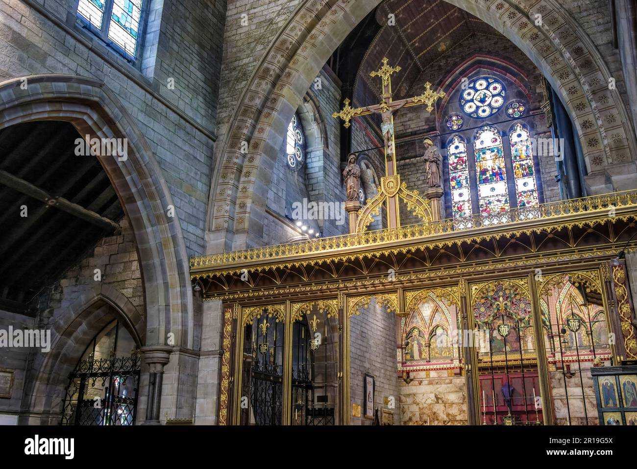 Guardando verso la finestra est attraverso lo schermo e l'arco del coro, la chiesa di San Martino sulla collina, Scarborough, Yorkshire Foto Stock