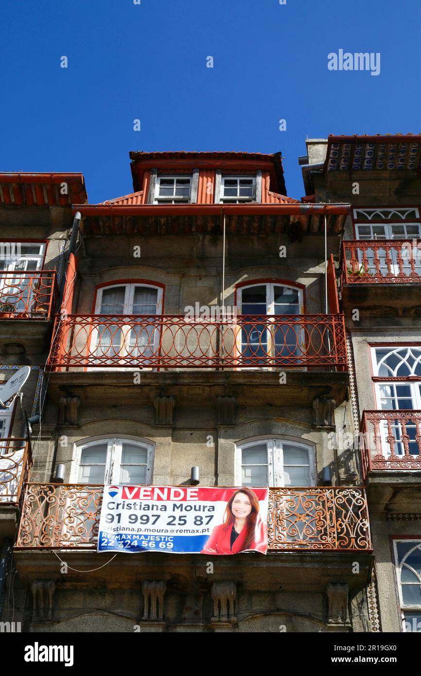 Per la vendita segno sul balcone di edificio storico appartamento sul lungomare del quartiere Ribeira, Porto / Oporto, Portogallo Foto Stock