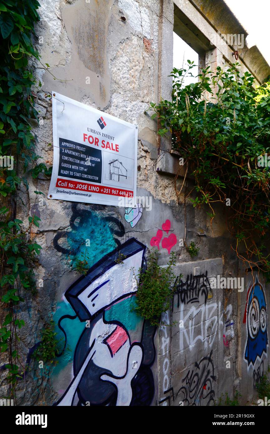 Per la vendita segno per approvato progetto di riqualificazione su edificio in rovina in via Rua da Sra das Verdades, quartiere Ribeira, Porto / Porto, Portogallo Foto Stock